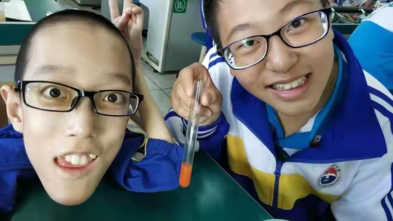 邢益凡在实验课上.jpg