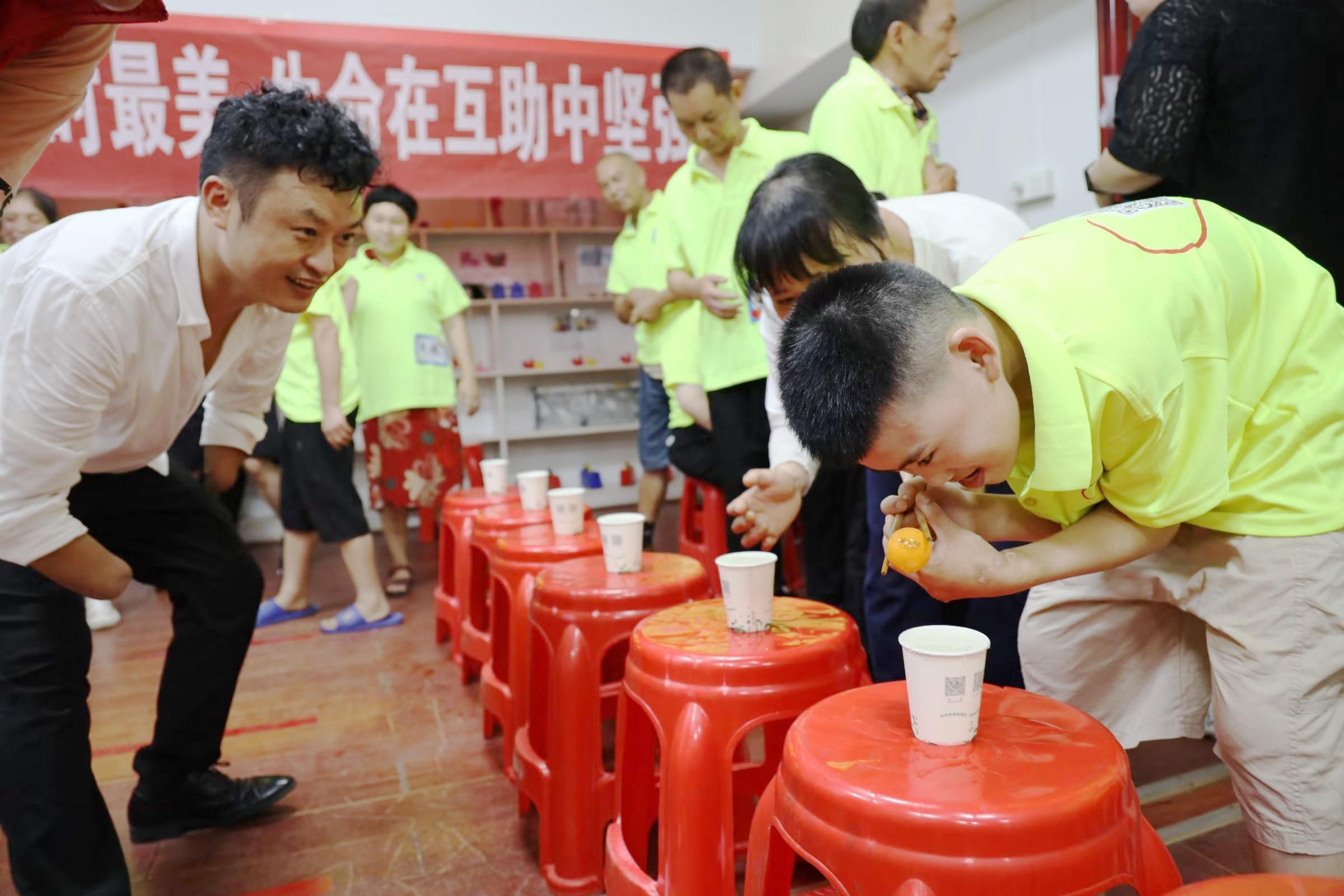 林名长带领残疾人做游戏.jpg