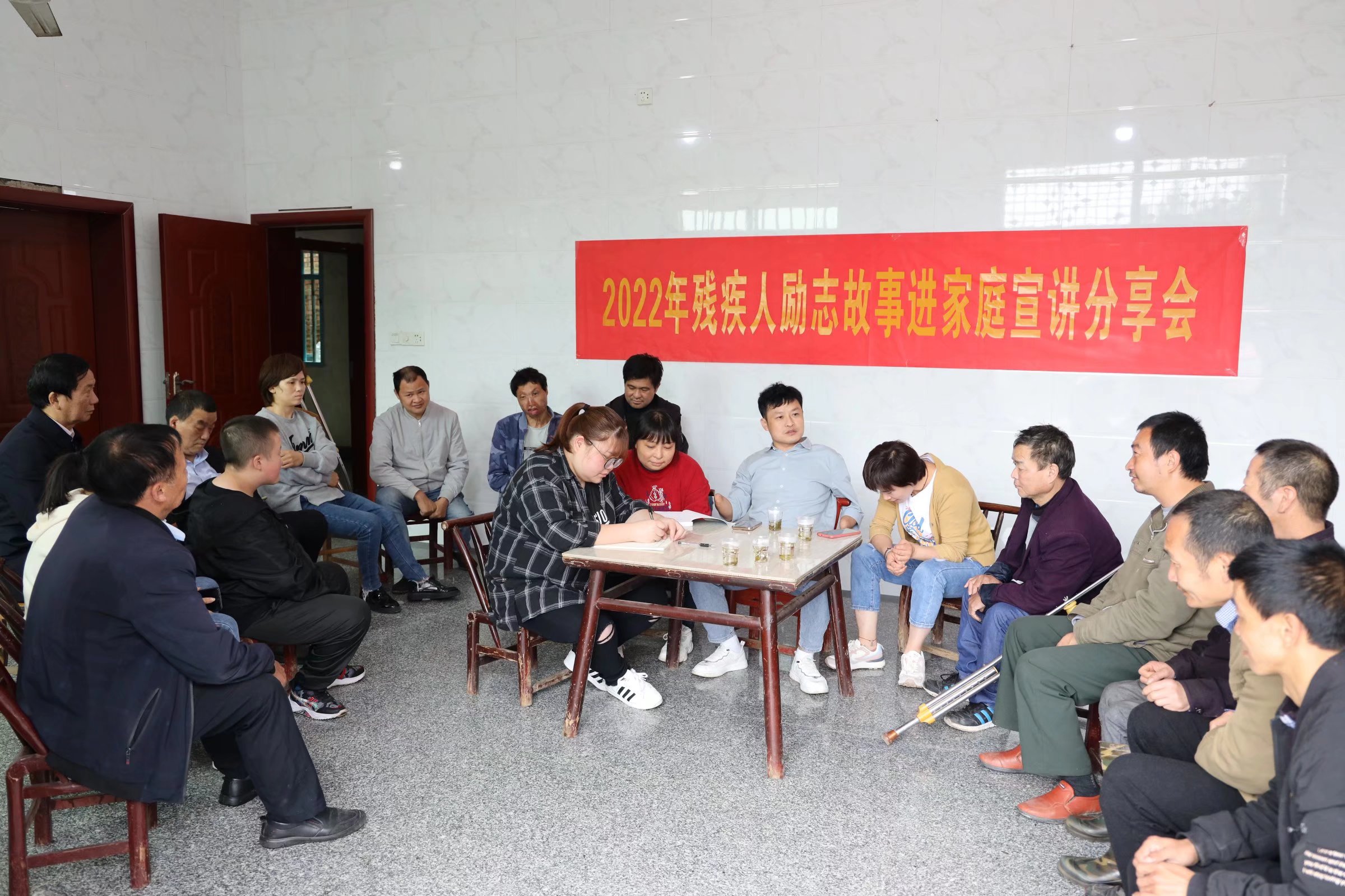 林名长走入残疾人家庭讲励志故事.jpg