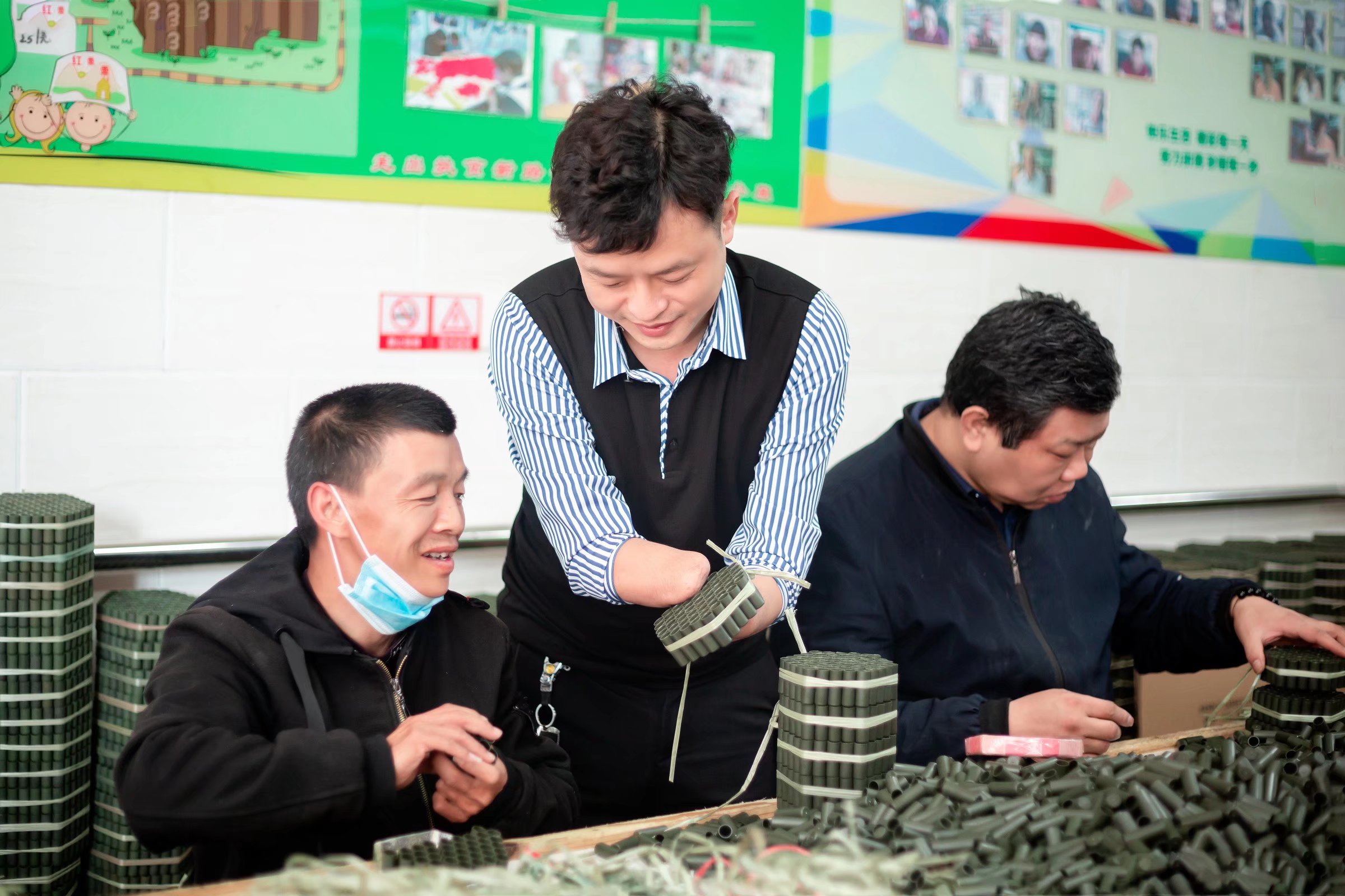 林名长在检验残友们做的产品.jpg