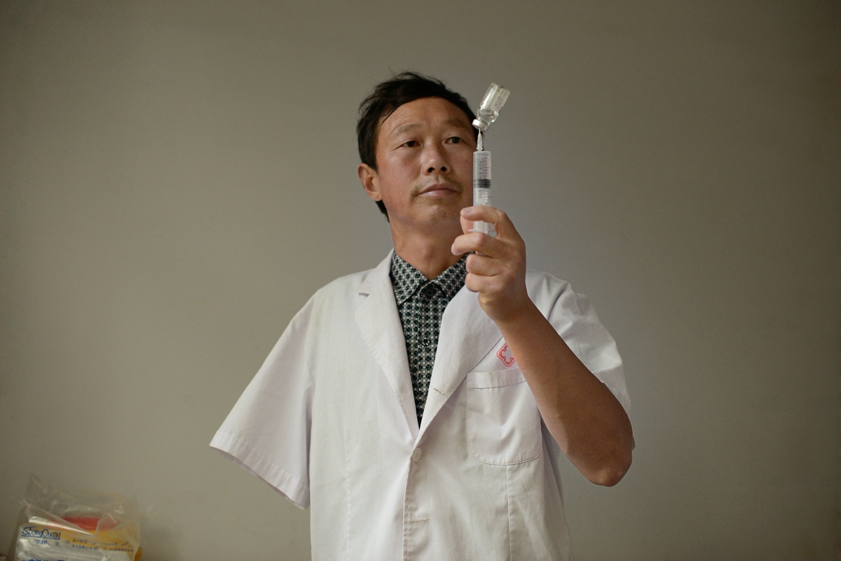 02.用一只手配药.jpg